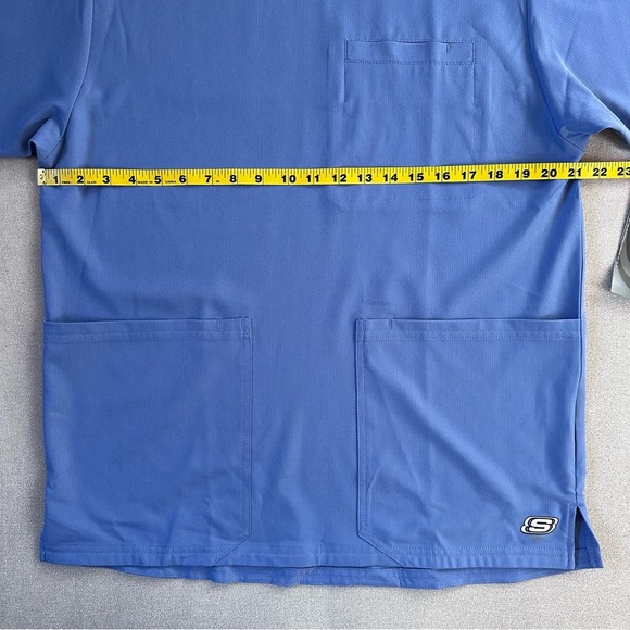 Skechers Men’s Aspire 5 Pocket V Neck Scrub Top. Ciel Blue. Medium. - Picture 5 of 6